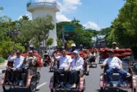 Sebanyak 200 rombongan penarik becak lansia menerima becak listrik di Lamongan, Selasa, 3 Februari 2026. (Foto: Dokumentasi/BakomRI)