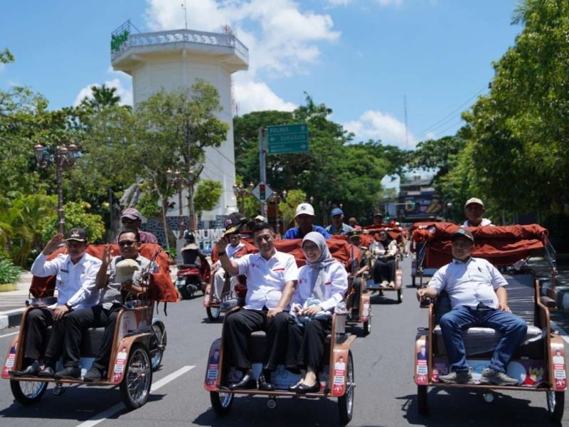 Sebanyak 200 rombongan penarik becak lansia menerima becak listrik di Lamongan, Selasa, 3 Februari 2026. (Foto: Dokumentasi/BakomRI)